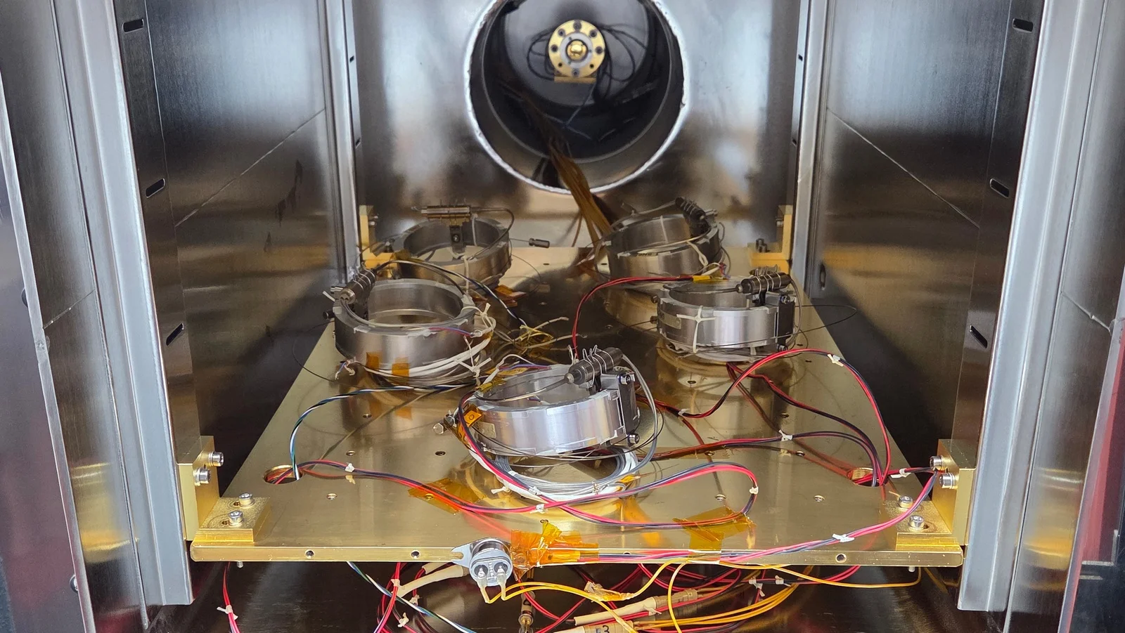 Etuvage sous vide de l'instrument DraMS-GC sur DRAGONFLY