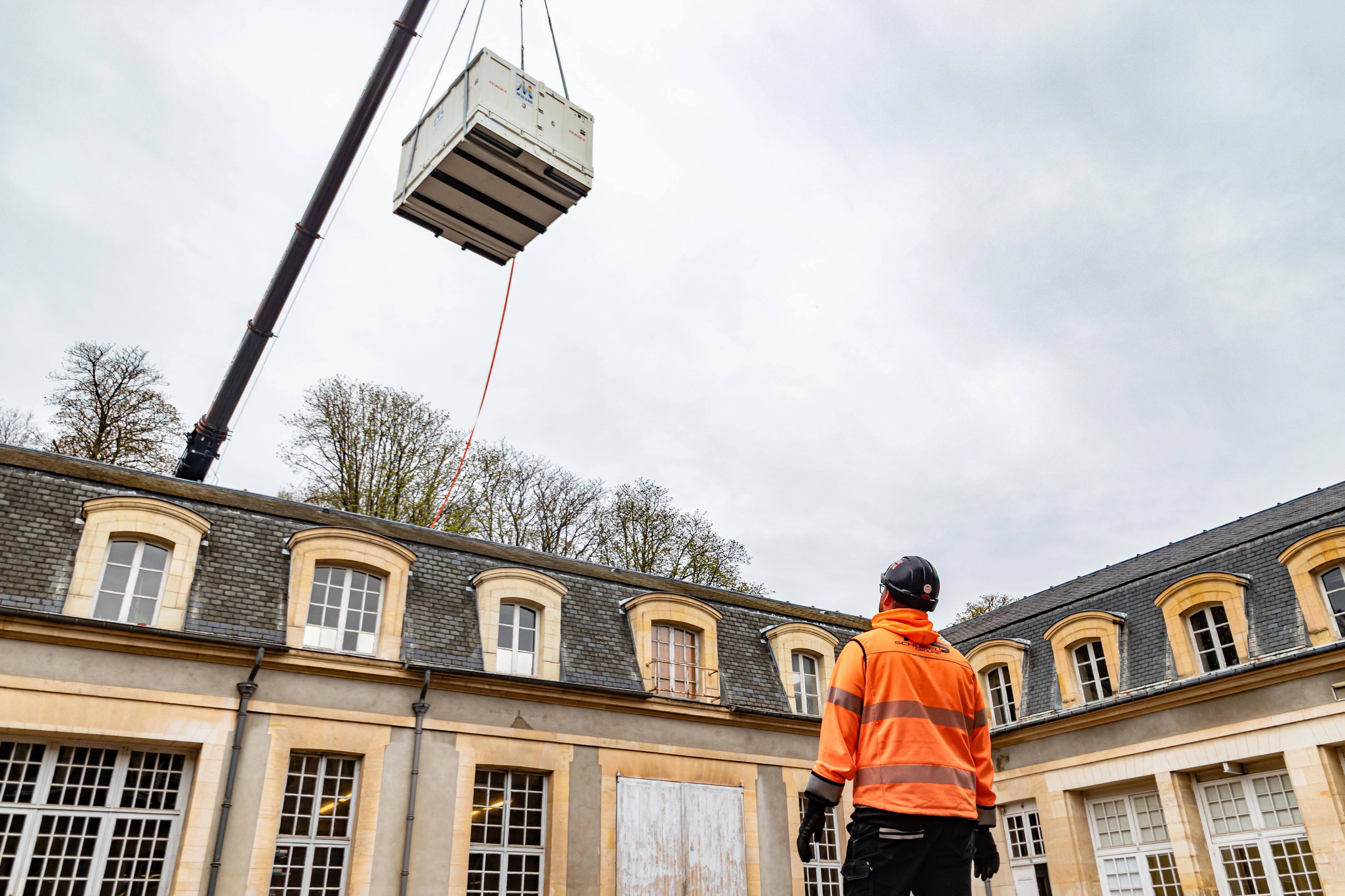 Livraison spectaculaire du banc de l'optique adaptative de MICADO